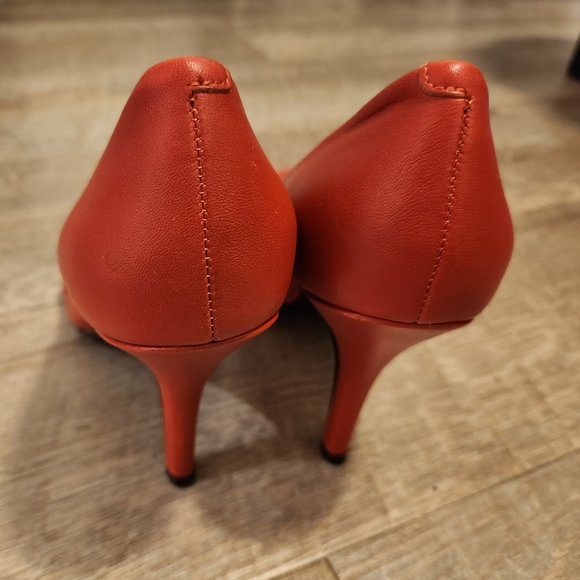 Red leather pump with pleated detail, 2", size 5M, also fit 5.5 from Nine West. - Picture 4 of 5